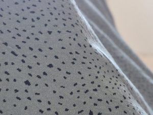 Tissu - coton lavé - vert tendre à point noir | Atelier Inika | Tissu au mètre