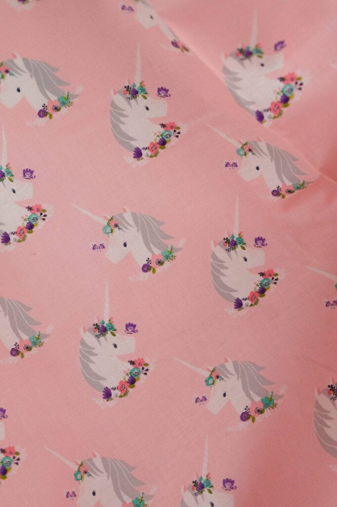 Tissu coton rose imprimé au mètre pour enfants - Licornes - Atelier Inika