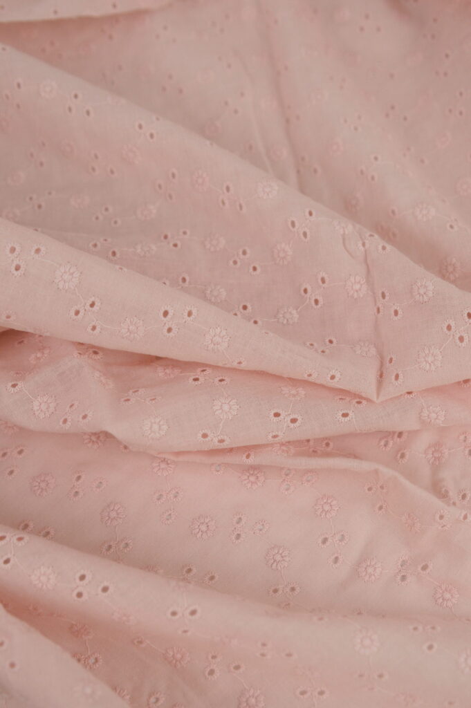 Tissu coton brodé rose au mètre - Atelier Inika