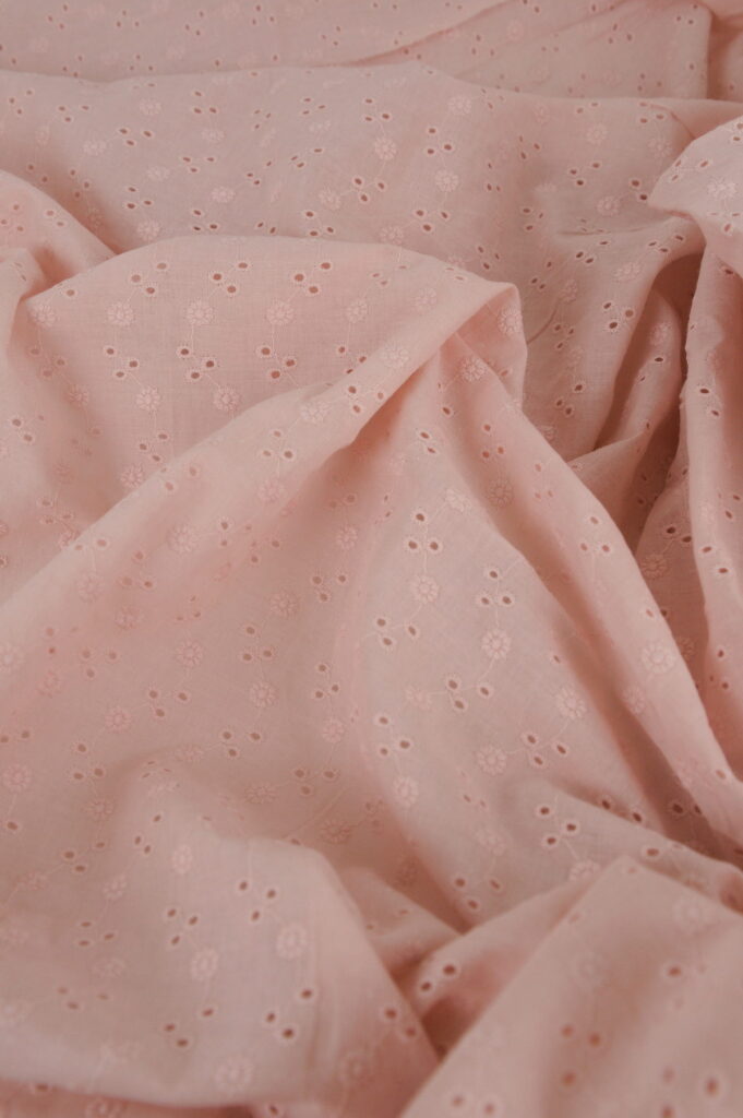 Tissu coton brodé rose au mètre - Atelier Inika