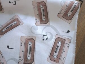 Tissu coton imprimé "Cassettes" – Image 1
