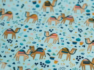 Tissu en coton premium sérigraphié au Japon. Chameaux / Sahara - Atelier Inika.