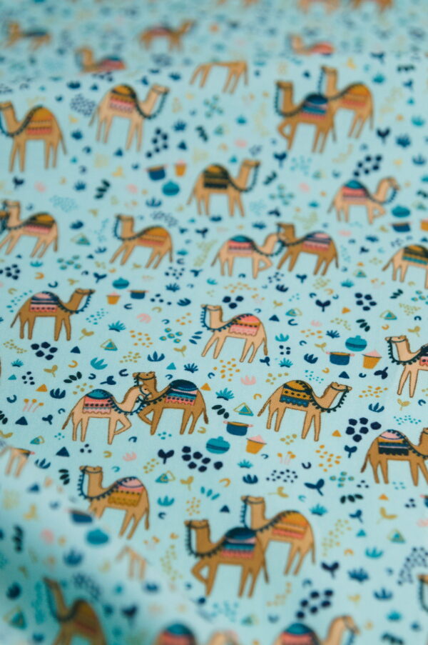 Tissu en coton premium sérigraphié au Japon. Chameaux / Sahara - Atelier Inika.