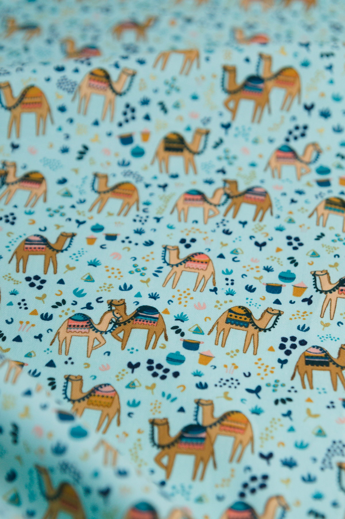 Tissu en coton premium sérigraphié au Japon. Chameaux / Sahara - Atelier Inika.