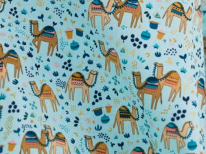 Tissu en coton premium sérigraphié au Japon. Chameaux / Sahara - Atelier Inika.