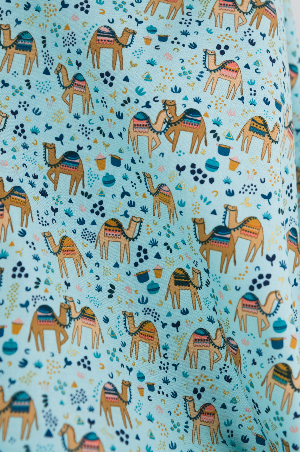 Tissu en coton premium sérigraphié au Japon. Chameaux / Sahara - Atelier Inika.