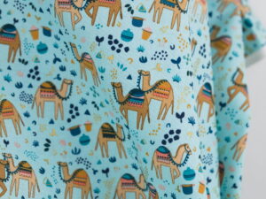 Tissu en coton premium sérigraphié au Japon. Chameaux / Sahara - Atelier Inika.