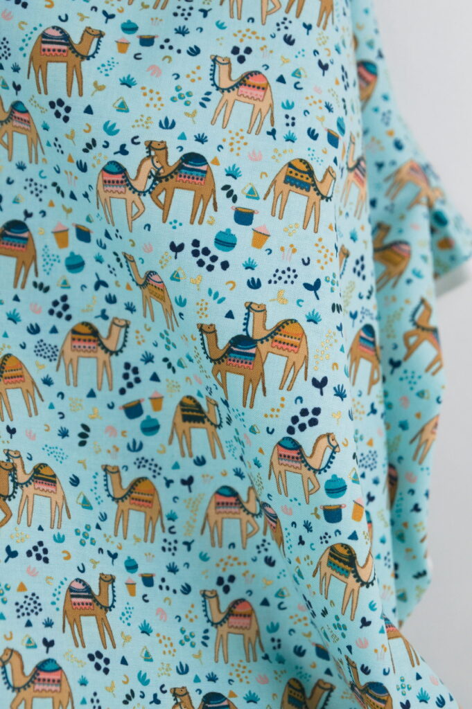 Tissu en coton premium sérigraphié au Japon. Chameaux / Sahara - Atelier Inika.