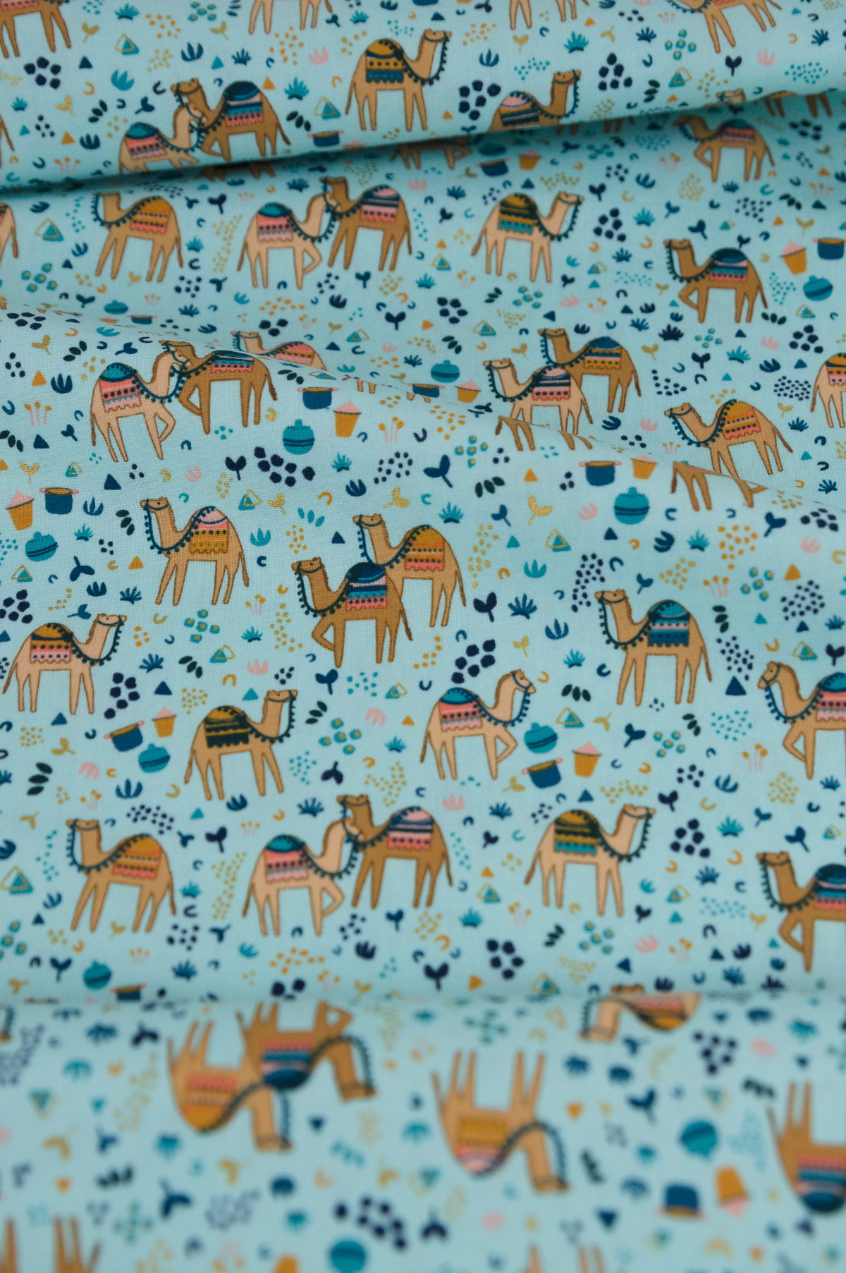 Tissu en coton premium sérigraphié au Japon. Chameaux / Sahara - Atelier Inika.