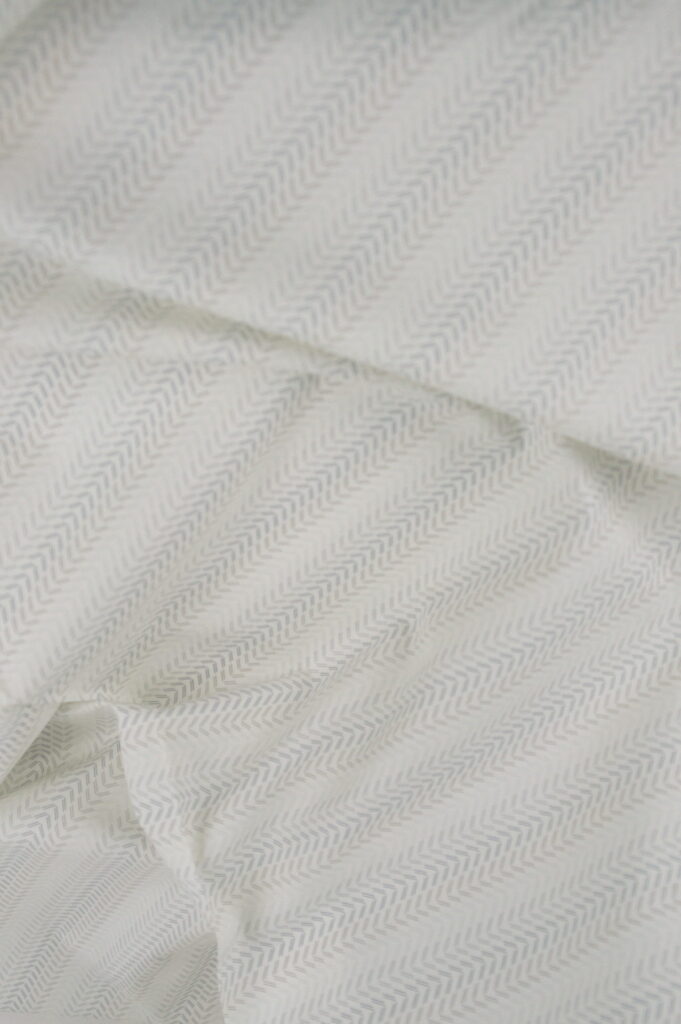 Tissu coton imprime motif délicat graphique - Atelier Inika