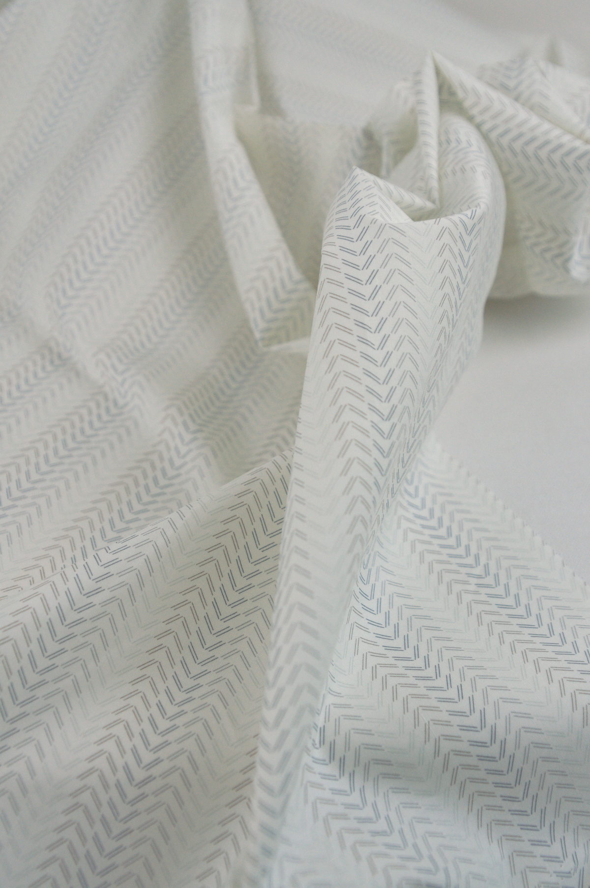 Tissu coton imprime motif délicat graphique - Atelier Inika
