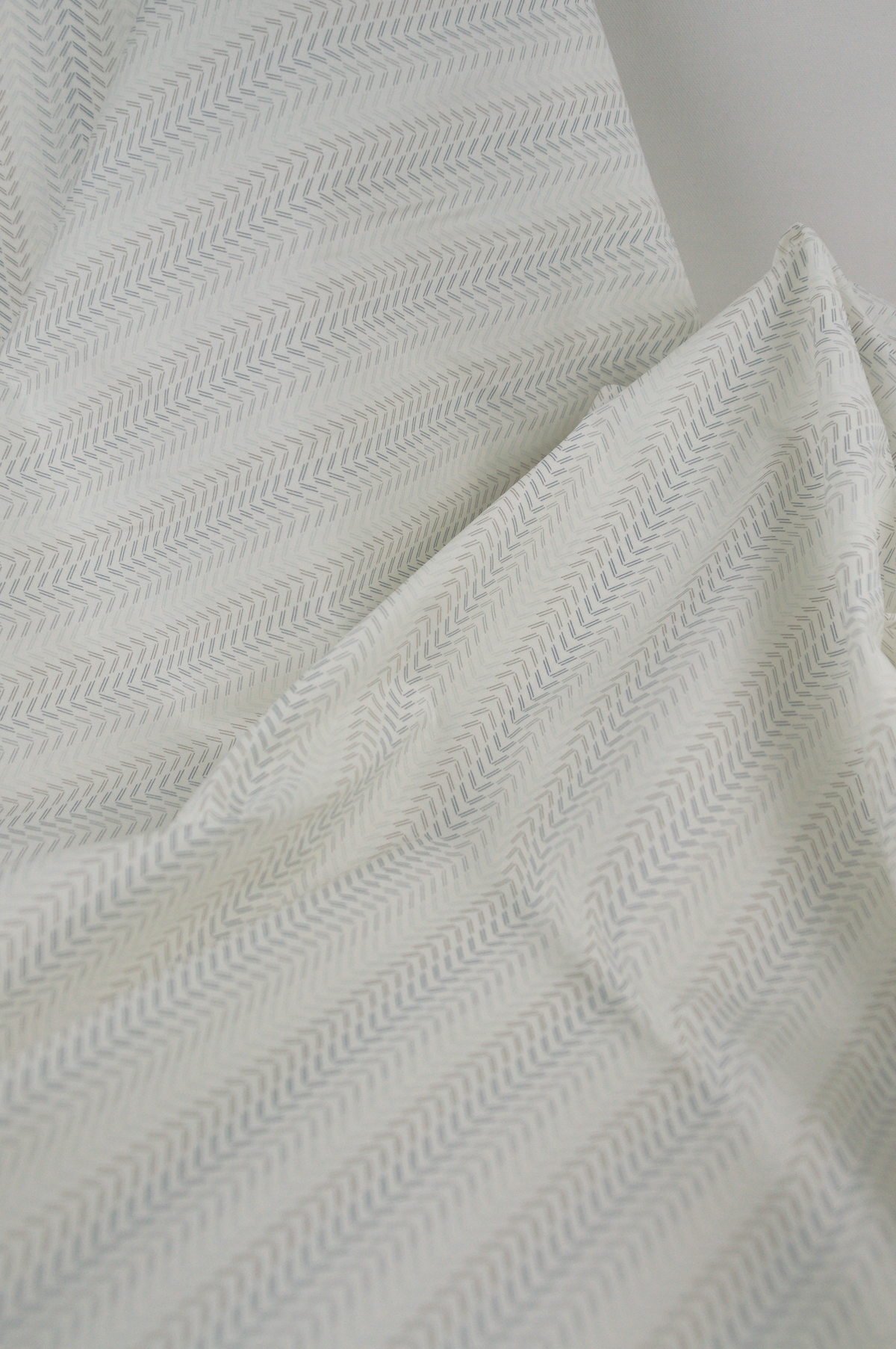 Tissu coton imprime motif délicat graphique - Atelier Inika