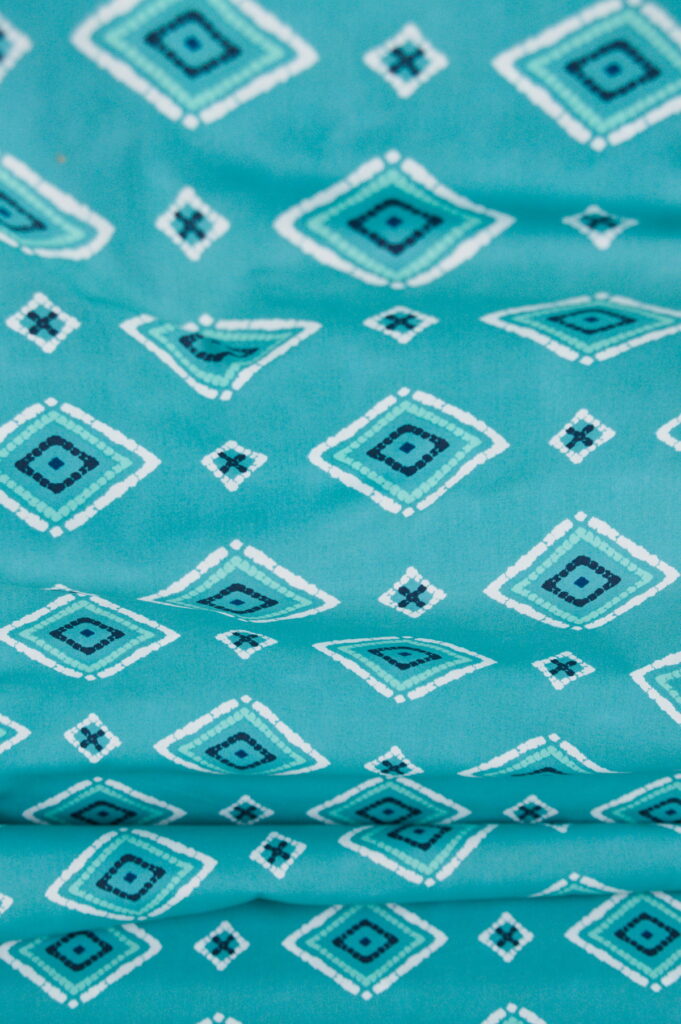 Tissu imprimé graphique moderne vert - inspiration mer / marine - Atelier Inika