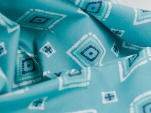 Tissu imprimé graphique moderne vert - inspiration mer / marine - Atelier Inika