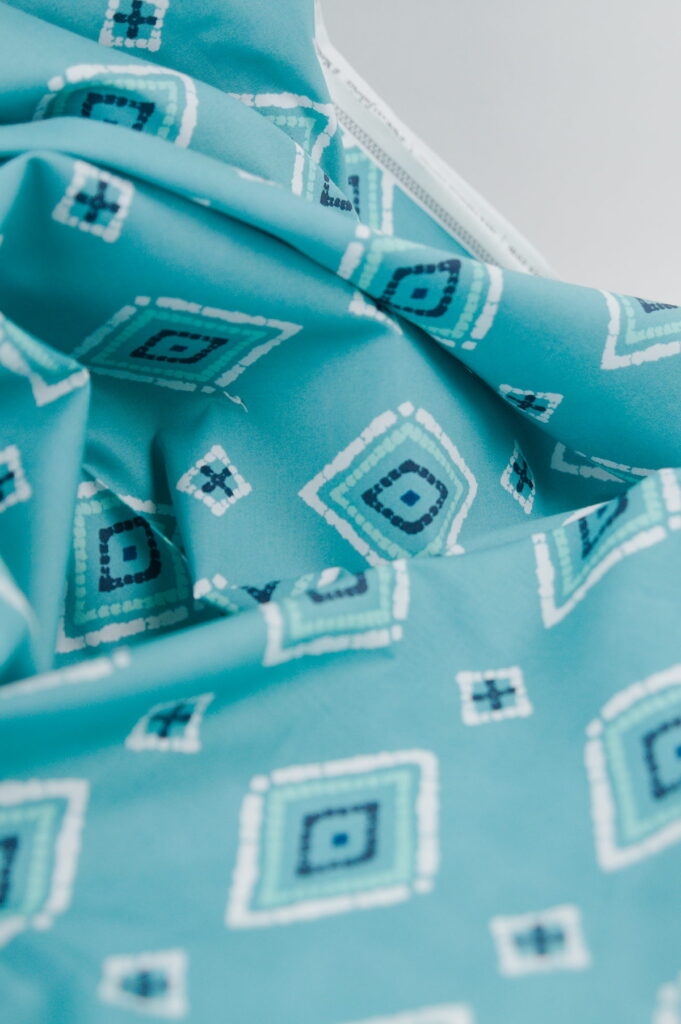 Tissu imprimé graphique moderne vert - inspiration mer / marine - Atelier Inika