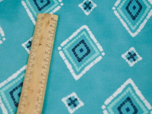 Tissu imprimé graphique moderne vert - inspiration mer / marine - Atelier Inika
