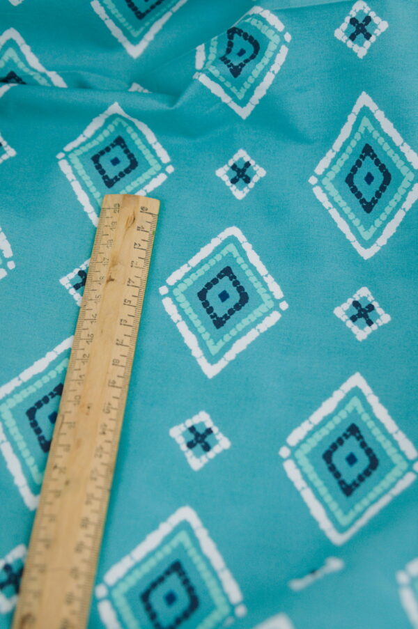 Tissu imprimé graphique moderne vert - inspiration mer / marine - Atelier Inika