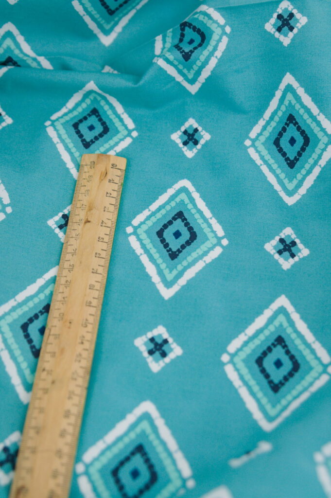 Tissu imprimé graphique moderne vert - inspiration mer / marine - Atelier Inika