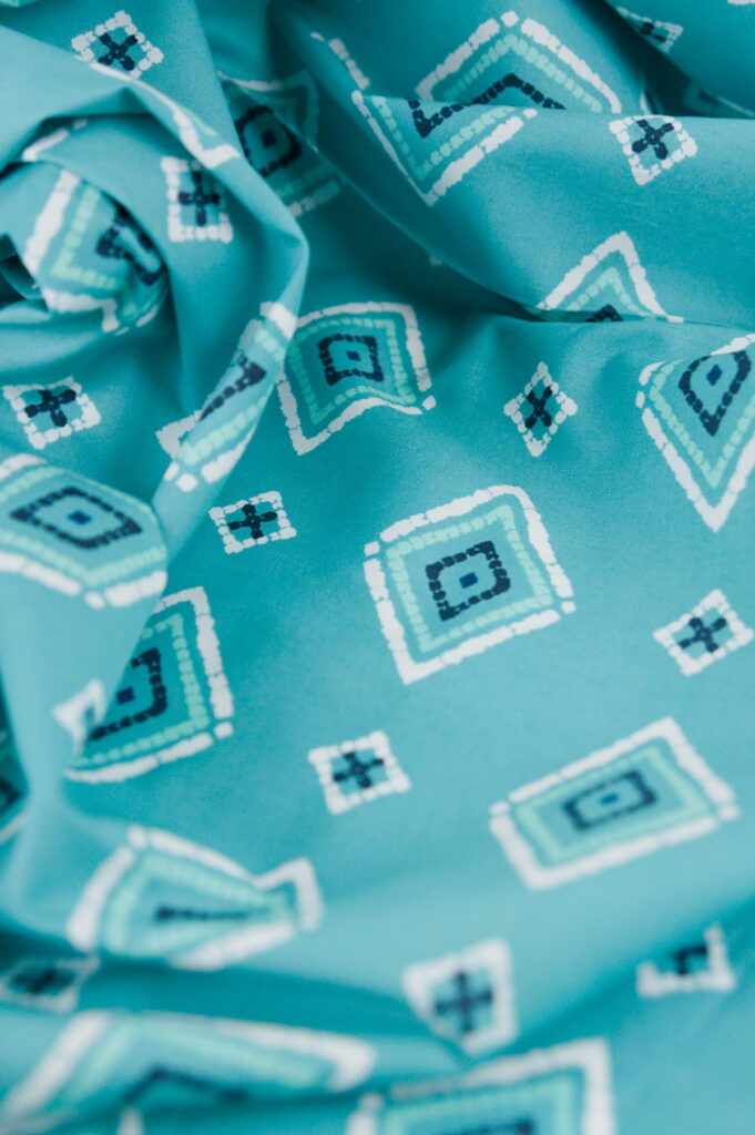 Tissu imprimé graphique moderne vert - inspiration mer / marine - Atelier Inika