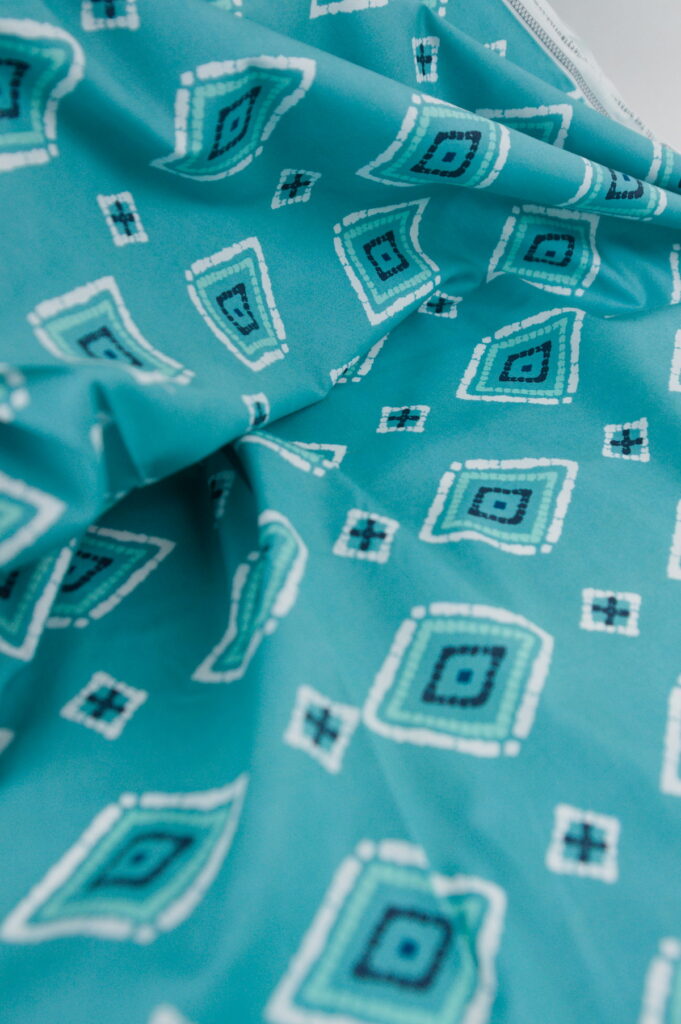 Tissu imprimé graphique moderne vert - inspiration mer / marine - Atelier Inika