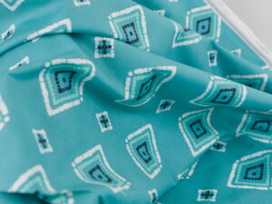 Tissu imprimé graphique moderne vert - inspiration mer / marine - Atelier Inika