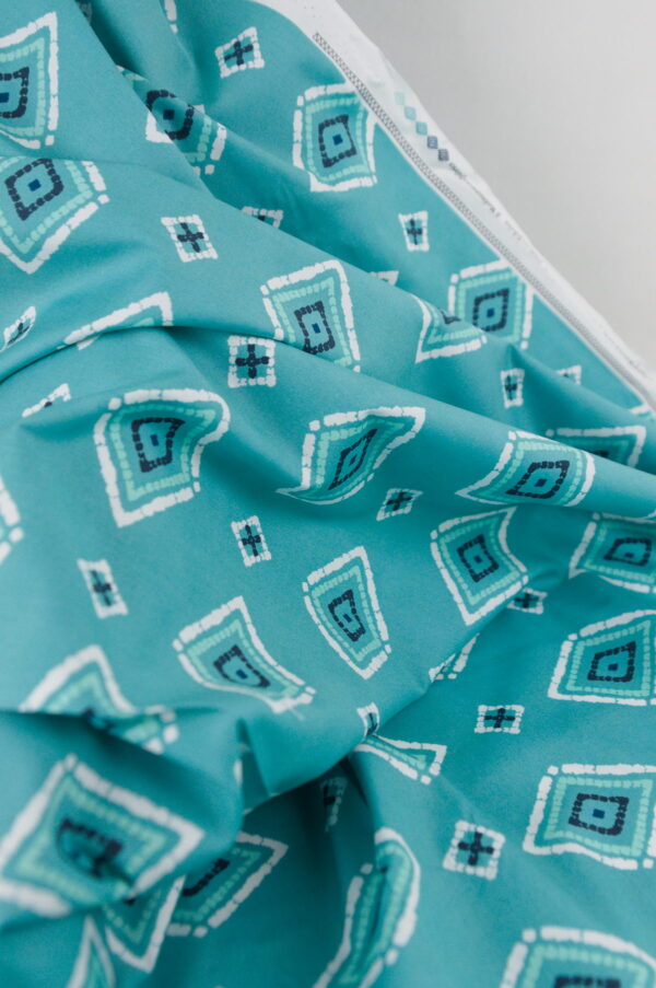 Tissu imprimé graphique moderne vert - inspiration mer / marine - Atelier Inika