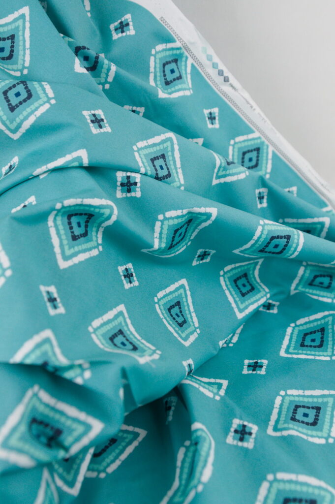 Tissu imprimé graphique moderne vert - inspiration mer / marine - Atelier Inika