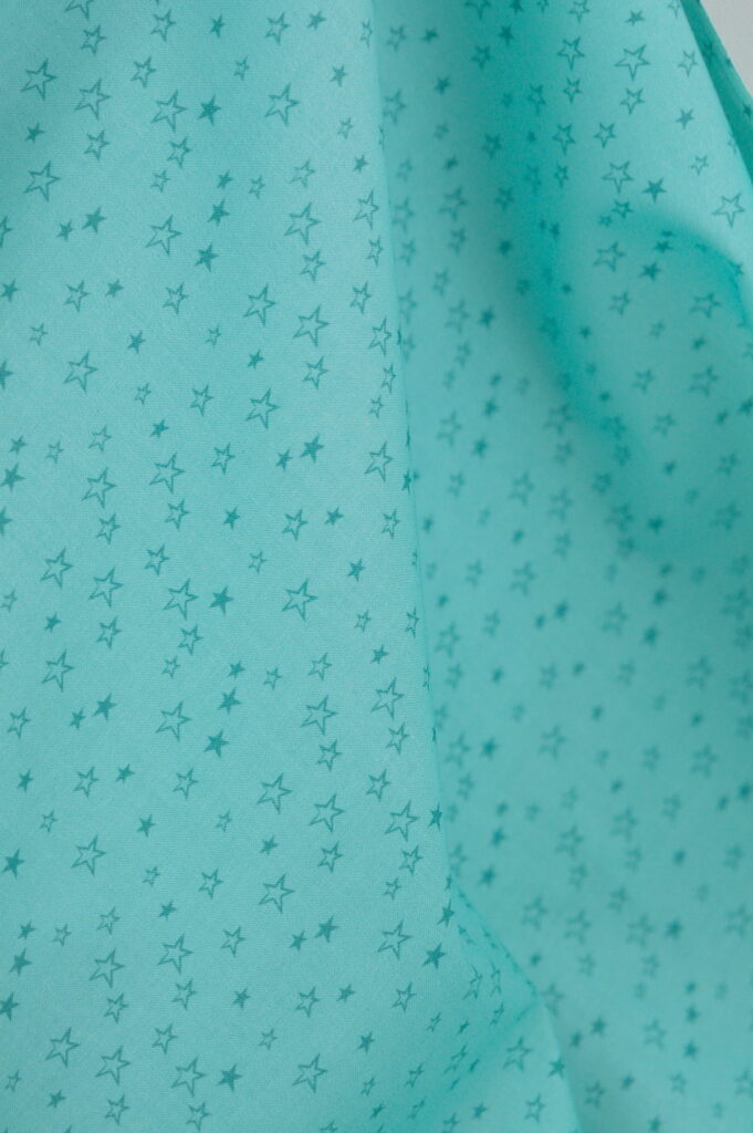 Tissu coton imprimé vert clair - étoiles - pour couture enfant | Atelier Inika