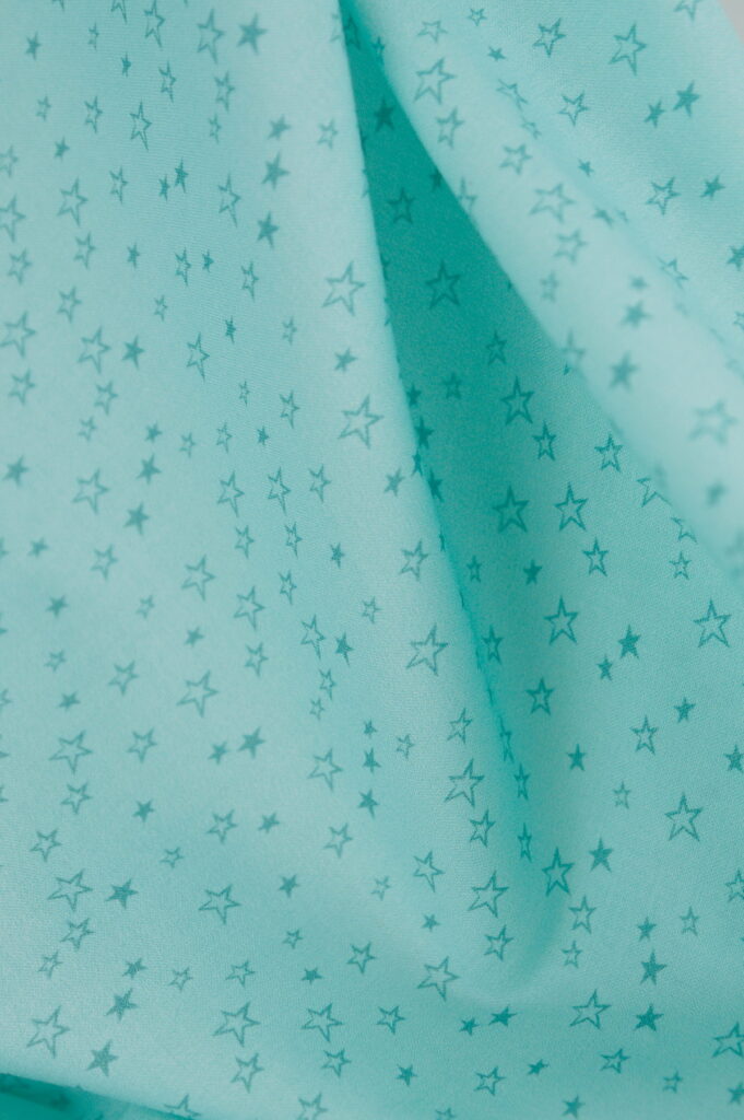 Tissu coton imprimé vert clair - étoiles - pour couture enfant | Atelier Inika