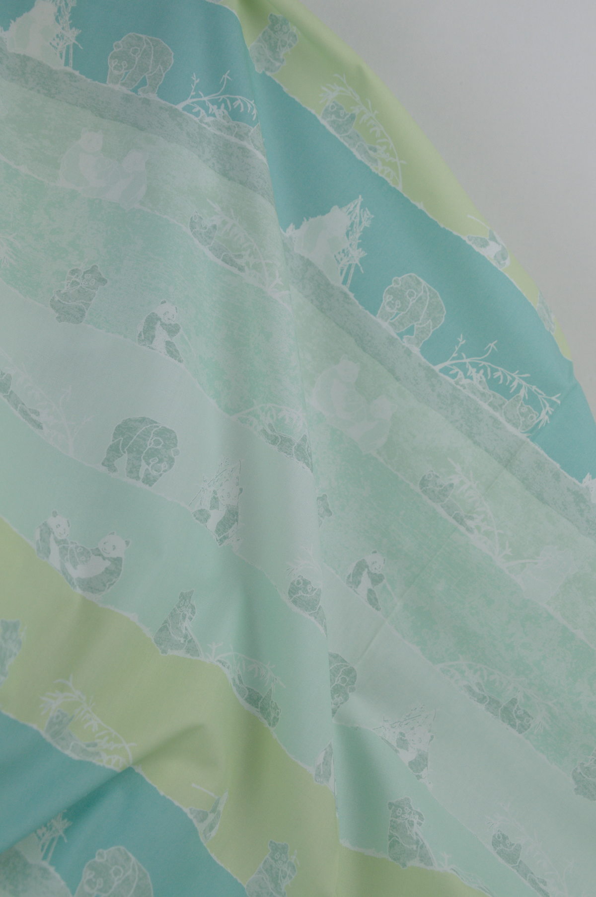 Tissu coton imprimé vert tendre - panda - pour enfants - Atelier Inika
