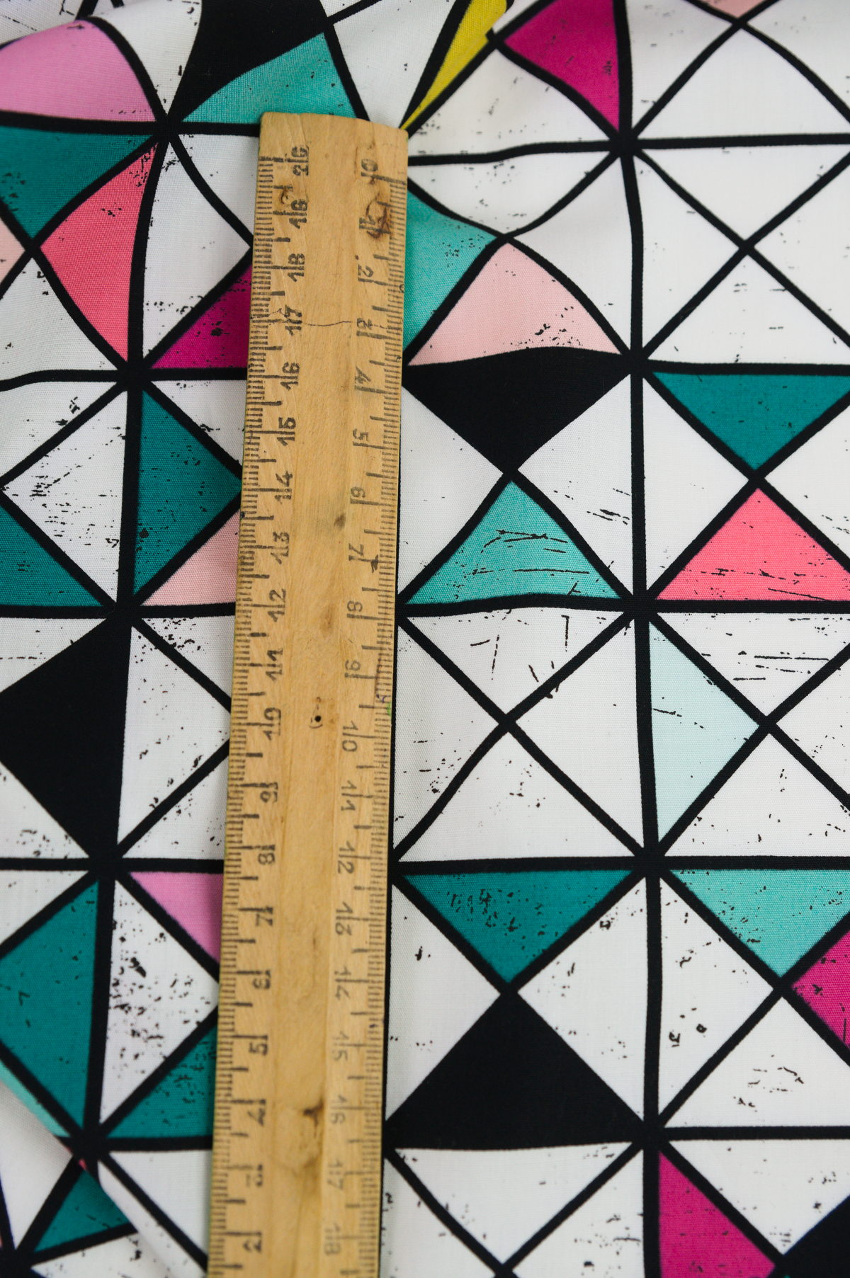 Tissu imprimé motifs géométriques / triangles au mètre | Atelier Inika