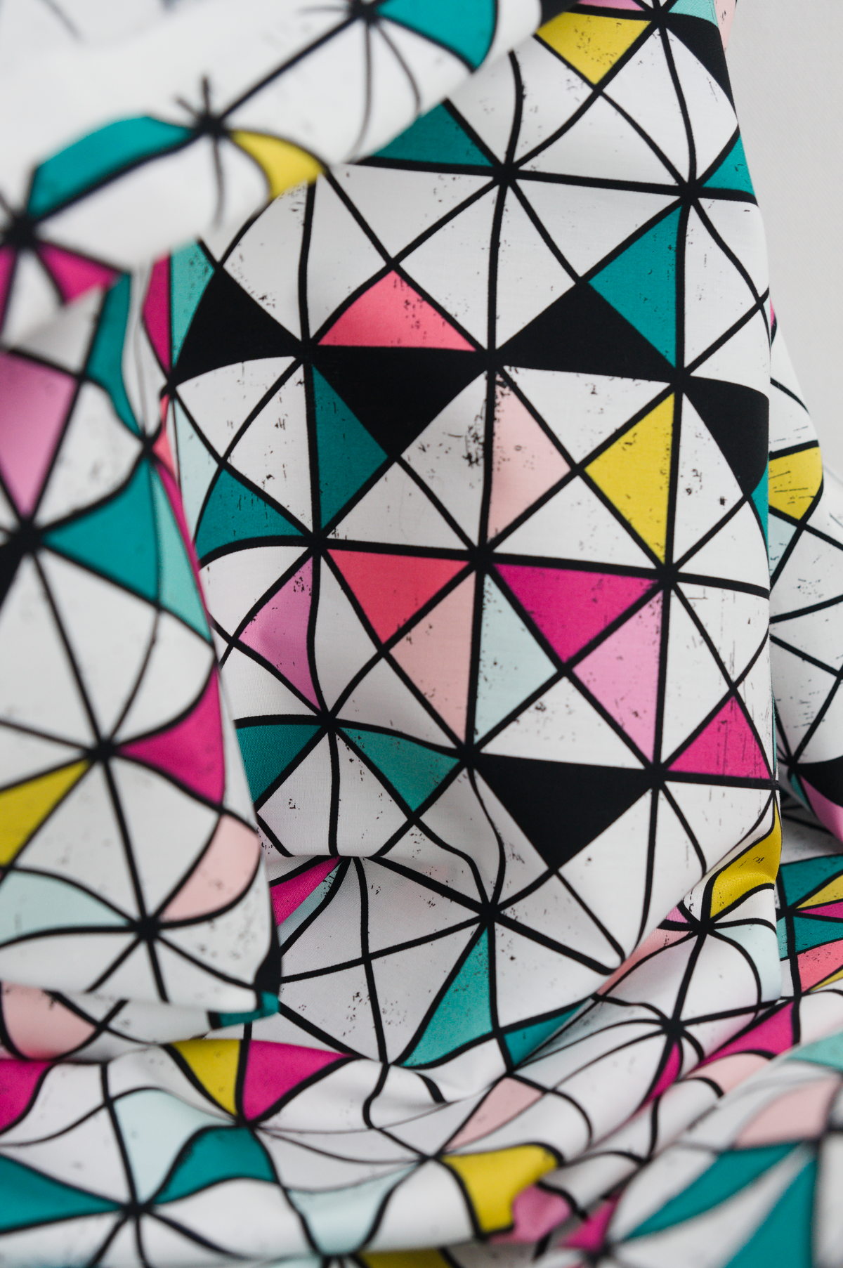 Tissu imprimé motifs géométriques / triangles au mètre | Atelier Inika