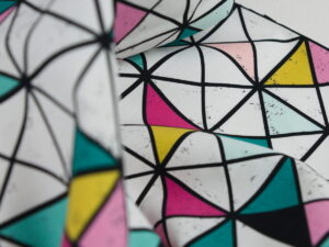 Tissu imprimé motifs géométriques / triangles au mètre | Atelier Inika