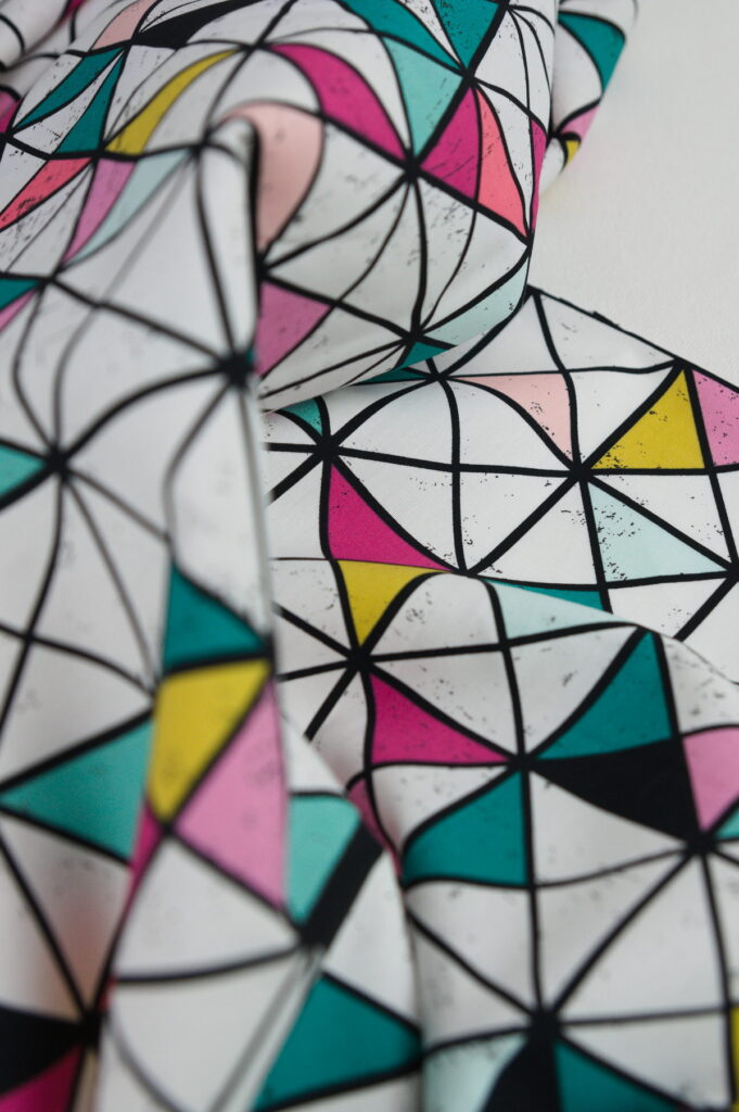 Tissu imprimé motifs géométriques / triangles au mètre | Atelier Inika