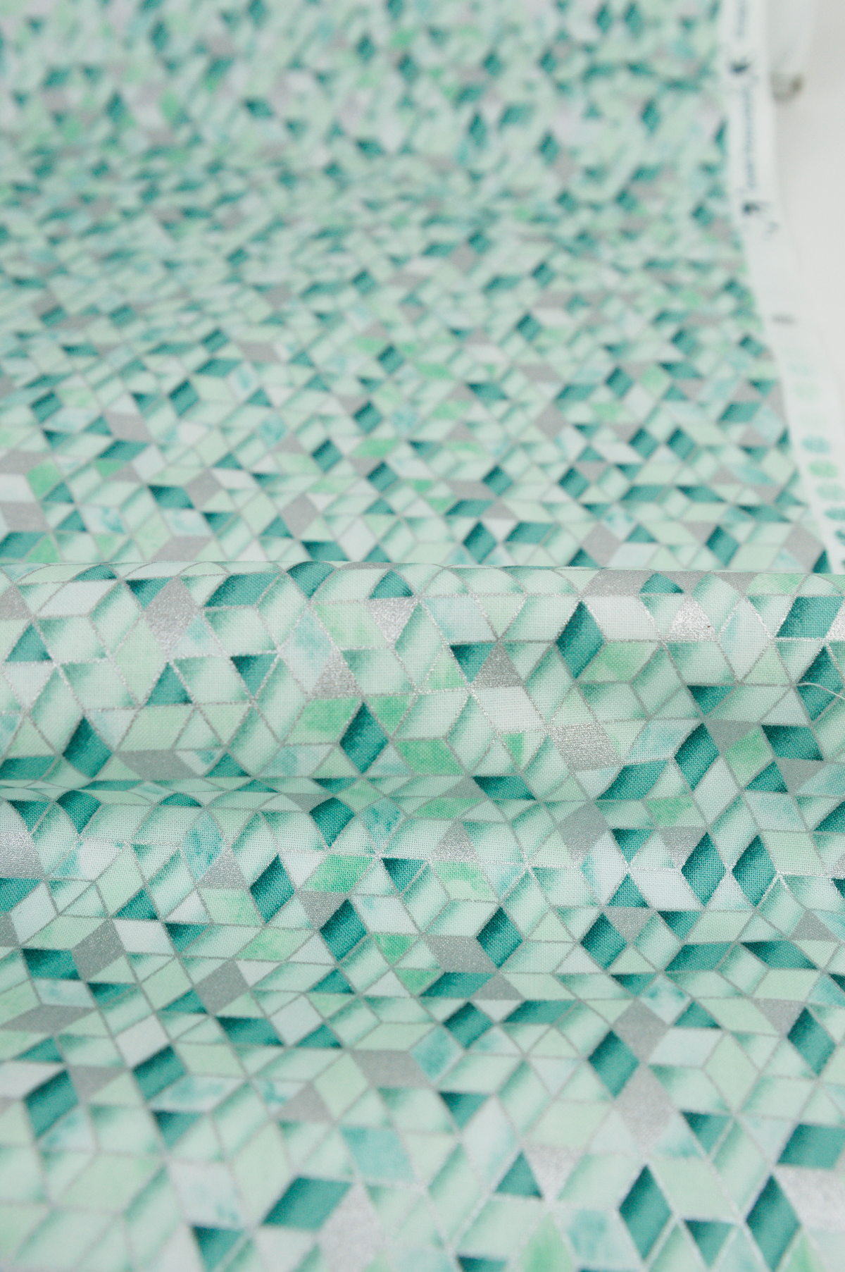 Tissu coton "Sweet Somethings" - Triangles métallisés verts