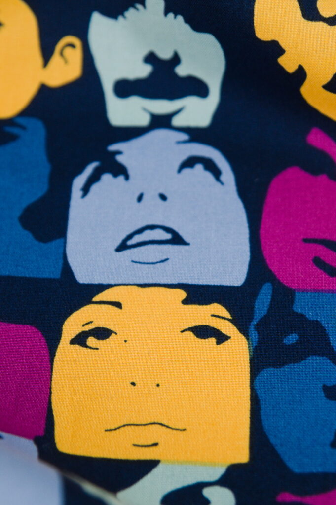 Tissu Alexander Henry coton premium - Nicole's Prints - Visages colorés fond noir