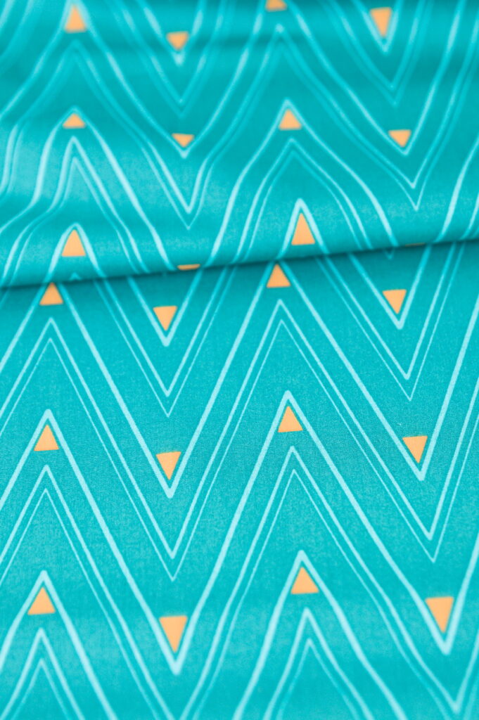 Tissu popeline de coton au mètre - imprimé formes géométriques - triangles - vert jaune bleu - Atelier Inika