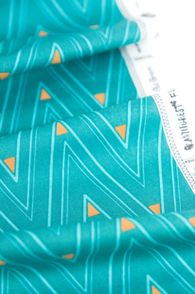 Tissu popeline de coton au mètre - imprimé formes géométriques - triangles - vert jaune bleu - Atelier Inika