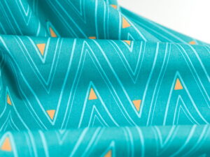 Tissu popeline de coton au mètre - imprimé formes géométriques - triangles - vert jaune bleu - Atelier Inika