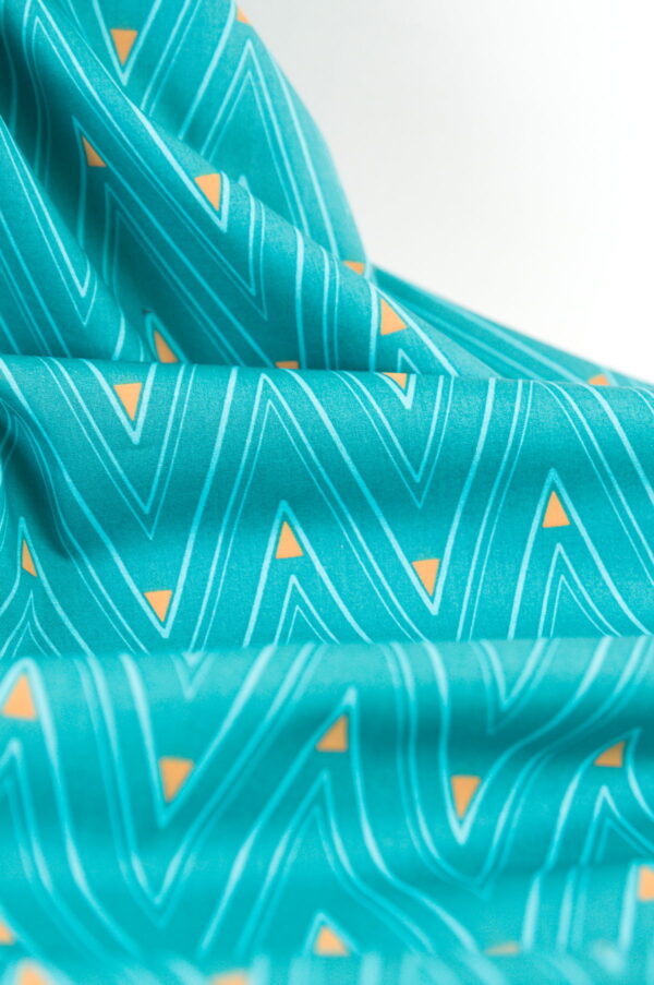 Tissu popeline de coton au mètre - imprimé formes géométriques - triangles - vert jaune bleu - Atelier Inika