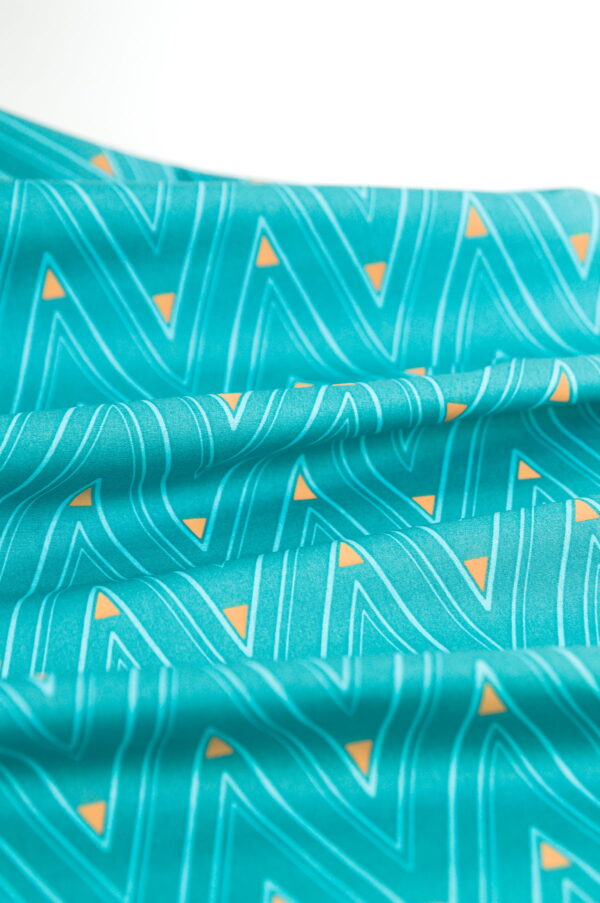 Tissu popeline de coton au mètre - imprimé formes géométriques - triangles - vert jaune bleu - Atelier Inika