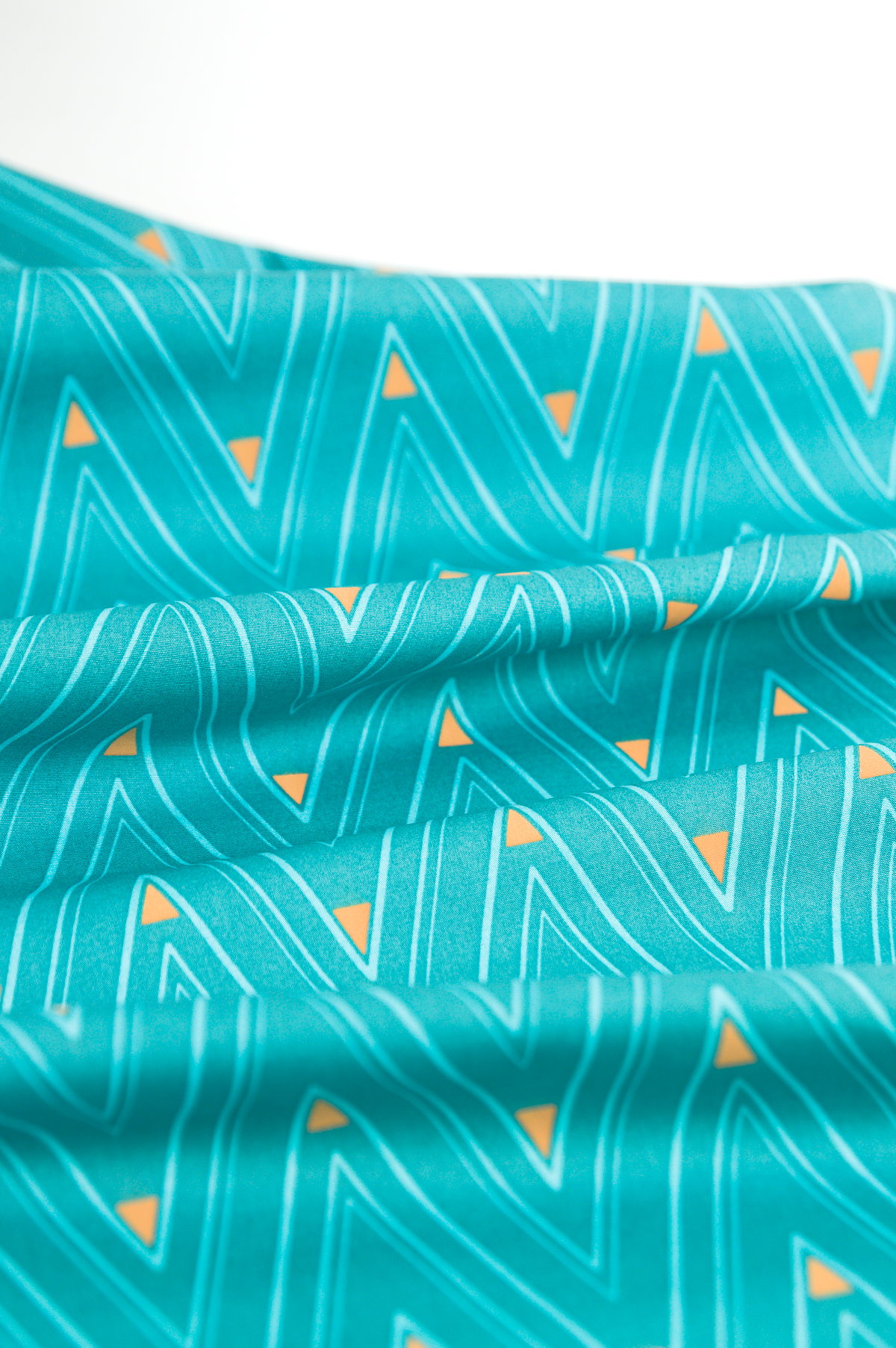 Tissu popeline de coton au mètre - imprimé formes géométriques - triangles - vert jaune bleu - Atelier Inika