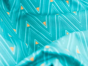 Tissu popeline de coton au mètre - imprimé formes géométriques - triangles - vert jaune bleu - Atelier Inika