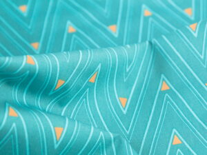Tissu popeline de coton au mètre - imprimé formes géométriques - triangles - vert jaune bleu - Atelier Inika