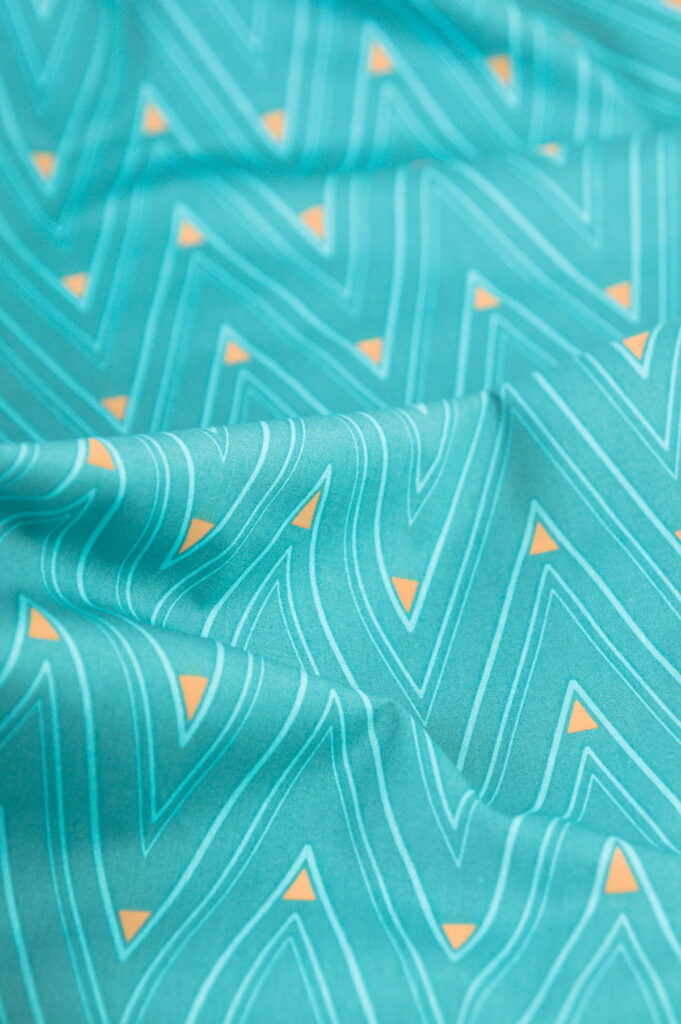 Tissu popeline de coton au mètre - imprimé formes géométriques - triangles - vert jaune bleu - Atelier Inika