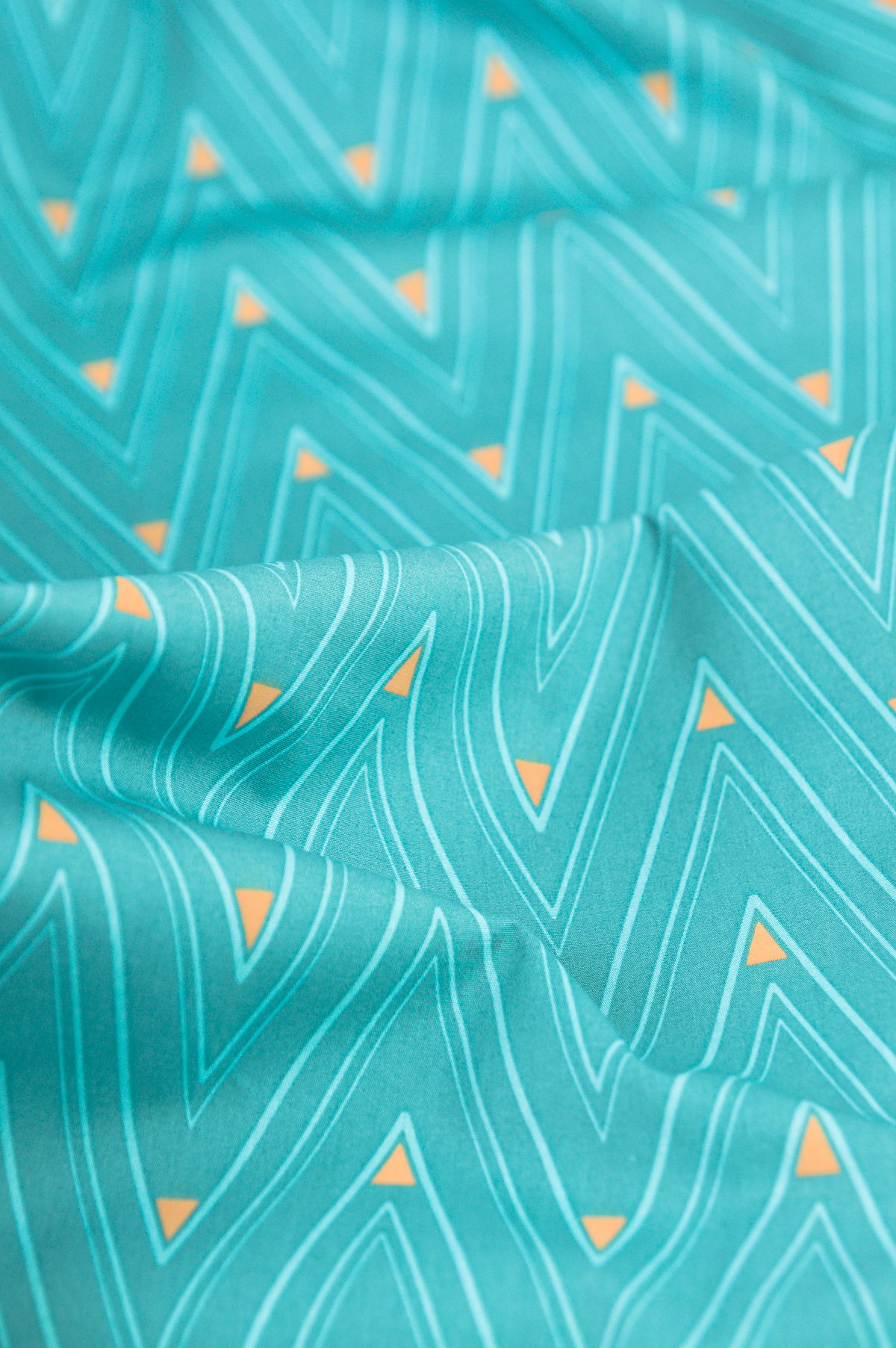 Tissu popeline de coton au mètre - imprimé formes géométriques - triangles - vert jaune bleu - Atelier Inika