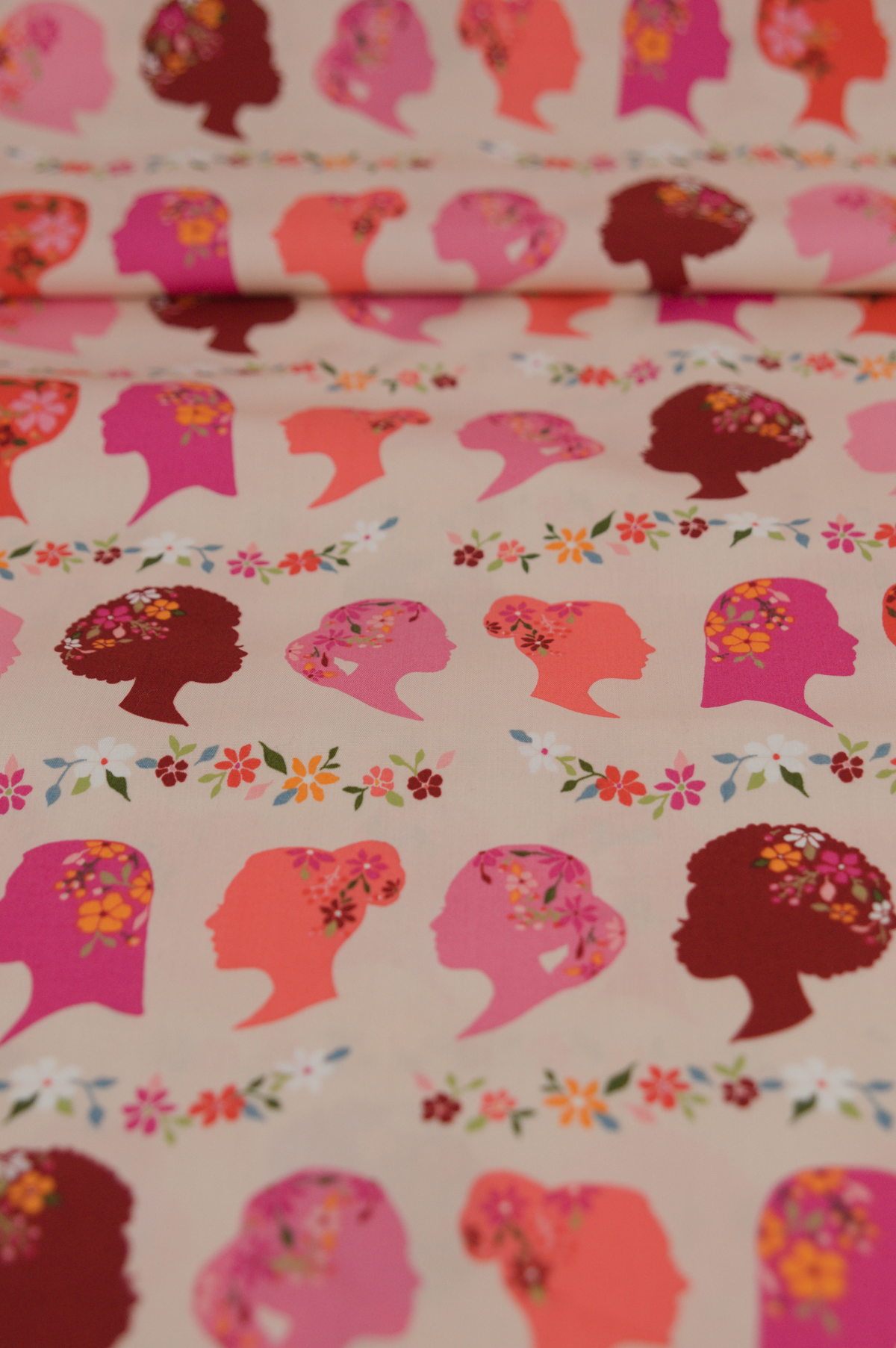 Tissu coton premium popeline - Imprimé visages femme fond rose - Atelier Inika