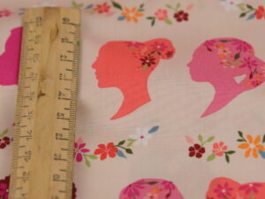 Tissu coton premium popeline - Imprimé visages femme fond rose - Atelier Inika