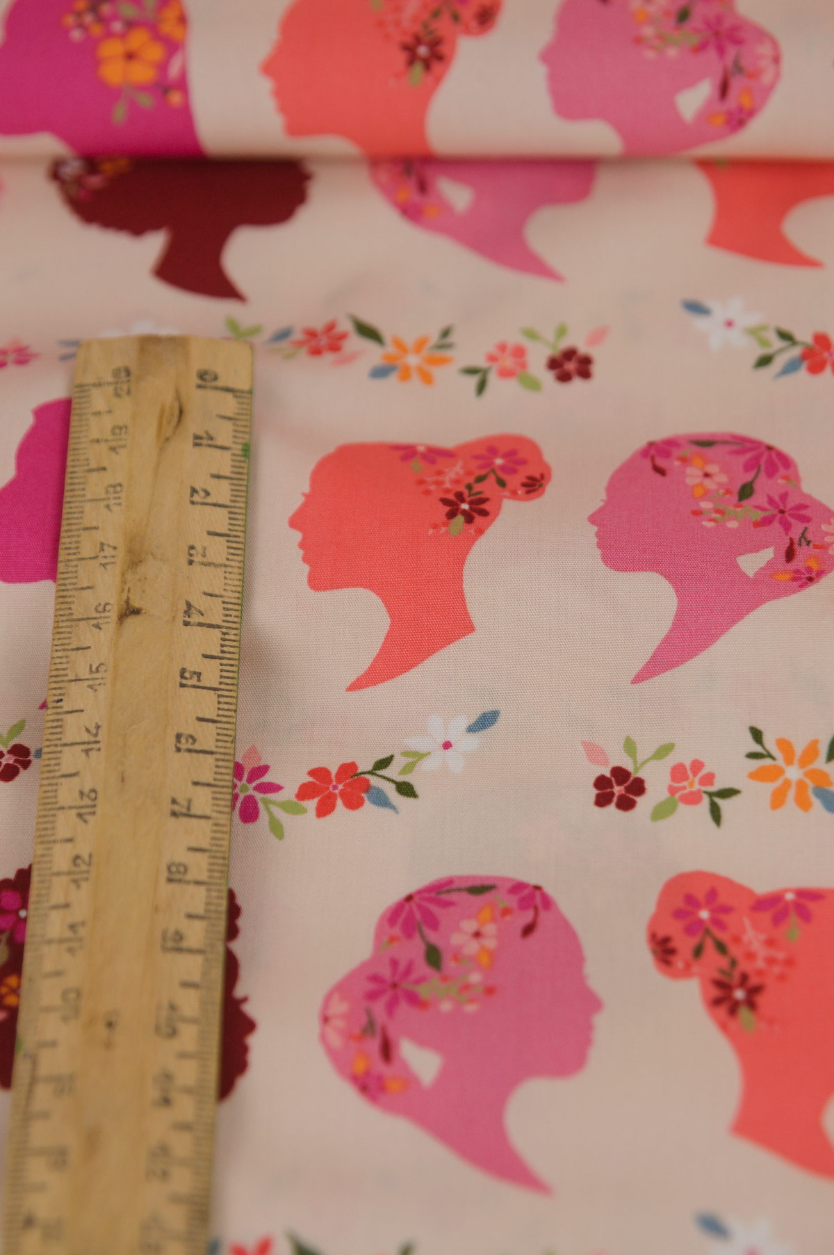 Tissu coton premium popeline - Imprimé visages femme fond rose - Atelier Inika