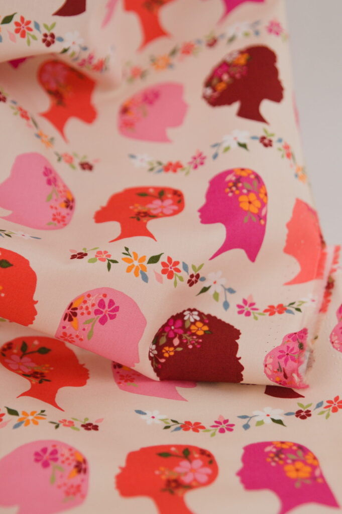 Tissu coton premium popeline - Imprimé visages femme fond rose - Atelier Inika